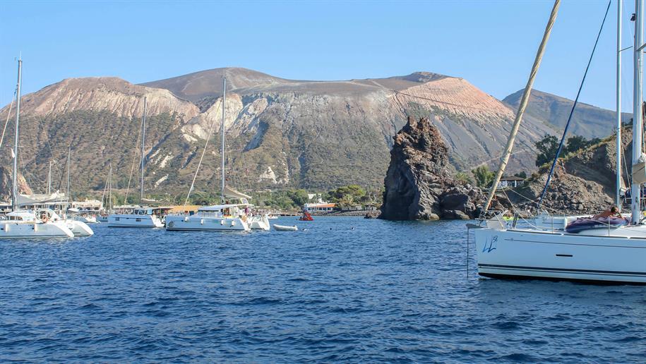 Wir ankern als äusserstes Schiff in der Bucht Porto di Ponente. Die Ankerbucht liegt an der Nordwestküste der Inseln und bietet ein grandioser Blick auf den Vulkan. Es hat sehr viele Schiffe hier und das Ankern ist schwierig für uns, weil wir nicht mindestens die Fläche eines Fussballfeldes zur Verfügung haben ;-))